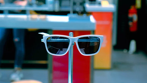 Mağazadaki Rafta Duran Şık Güneş Gözlükleri — Stok fotoğraf