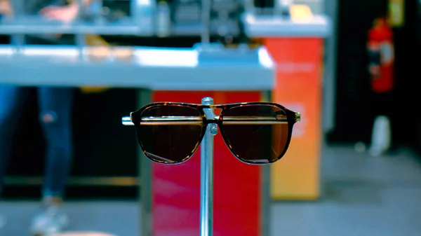 Óculos Sol Elegantes Prateleira Loja — Fotografia de Stock