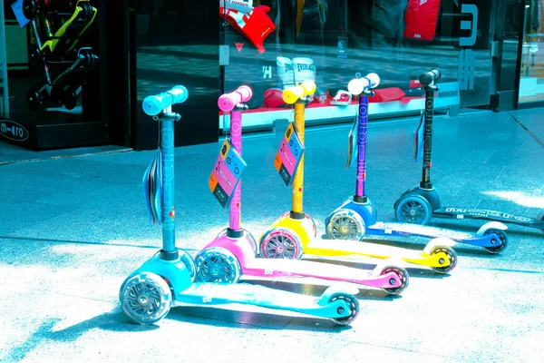 Niños Coloridos Scooters Tienda — Foto de Stock