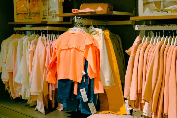 Çocuk Kıyafetleri Mağazadaki Rafta Asılı — Stok fotoğraf