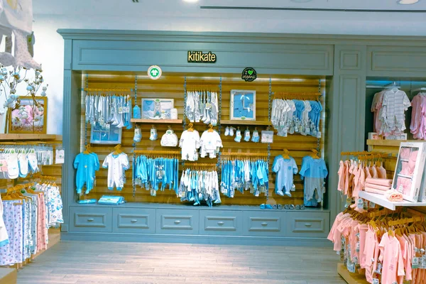 孩子们的衣服挂在商店的架子上 — 图库照片