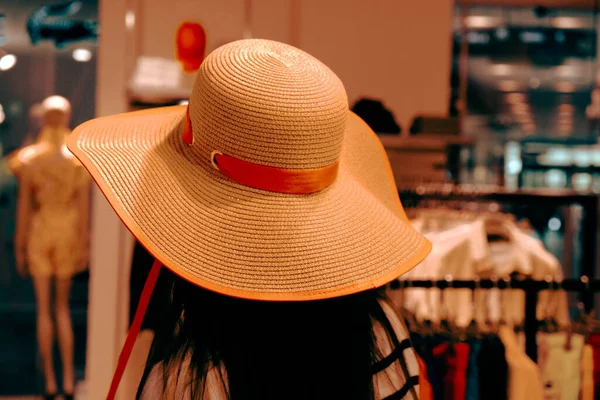 Mulher Usando Chapéu Palha Loja — Fotografia de Stock