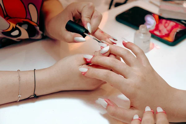 Женщина Делает Nailart Студии Nailart — стоковое фото