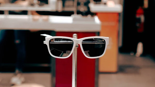 Stylowe Okulary Przeciwsłoneczne Stojące Półce Sklepie — Zdjęcie stockowe