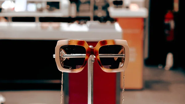 Óculos Sol Elegantes Prateleira Loja — Fotografia de Stock