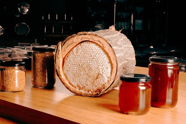 Νόστιμο Κηρήθρα Και Μέλι Στο Τραπέζι — Φωτογραφία Αρχείου