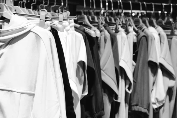 Ρούχα Που Κρέμονται Στο Ράφι Στο Κατάστημα — Φωτογραφία Αρχείου