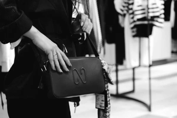 Una Mujer Con Una Bolsa Tienda Sosteniendo Bolsa Sus Manos — Foto de Stock