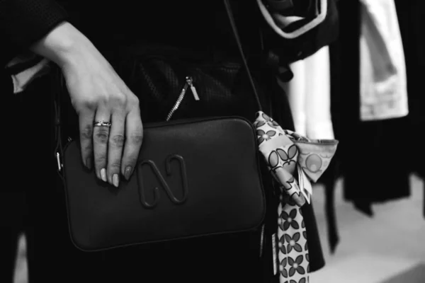 Woman Wearing Bag Store Holding Bag Her Hands — Stock Photo, Image