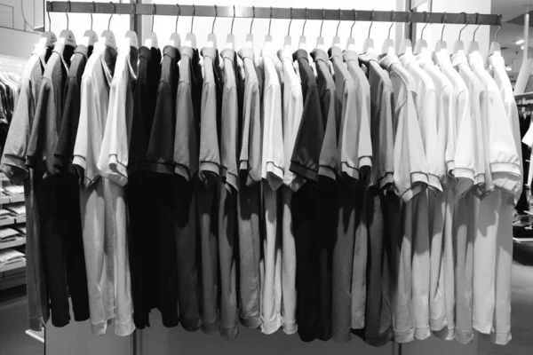 店内の棚に吊るされた服 — ストック写真