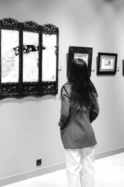 Mujer Mirando Las Obras Exposición Las Obras Exposición —  Fotos de Stock