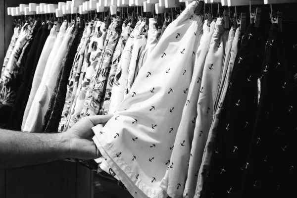 Homem Escolhendo Roupas Loja Homem Fazendo Compras Shopping Center — Fotografia de Stock