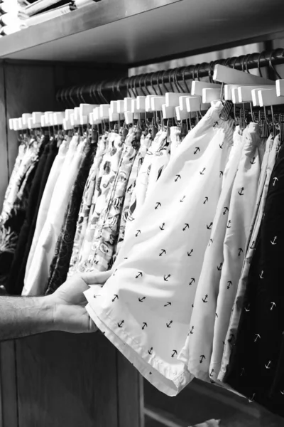 Muž Vybírá Oblečení Obchodě Muž Nakupuje Nákupním Centru — Stock fotografie