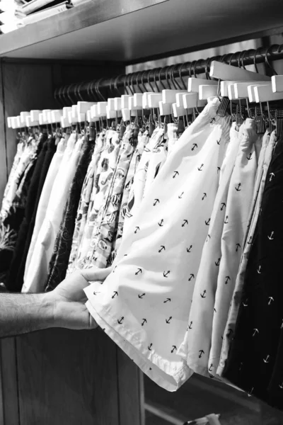Mężczyzna Wybierający Ubrania Sklepie Mężczyzna Robiący Zakupy Centrum Handlowym — Zdjęcie stockowe