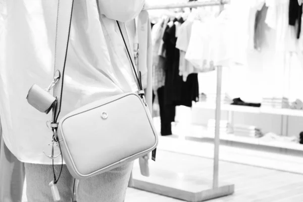 Eine Frau Die Laden Eine Tasche Trägt Und Die Tasche — Stockfoto