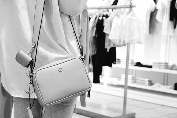 Woman Wearing Bag Store Holding Bag Her Hands — Stock Photo, Image