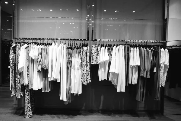 Одяг Висить Полиці Магазині — стокове фото