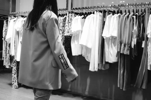 Mulher Olhando Para Roupas Compras Shopping — Fotografia de Stock