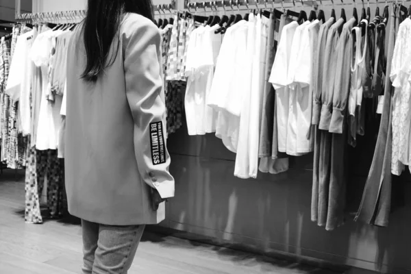 Femme Recherche Vêtements Shopping Dans Centre Commercial — Photo