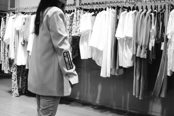 Žena Při Pohledu Oblečení Nakupování Obchoďáku — Stock fotografie