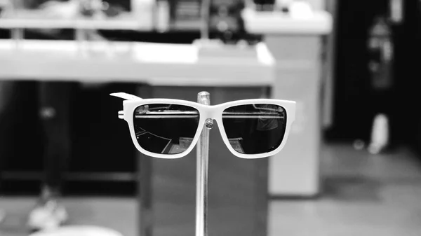 Mağazadaki Rafta Duran Şık Güneş Gözlükleri — Stok fotoğraf