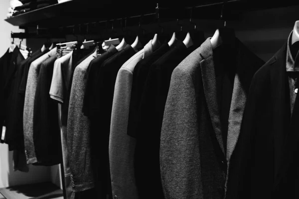 店内の棚に吊るされた服 — ストック写真