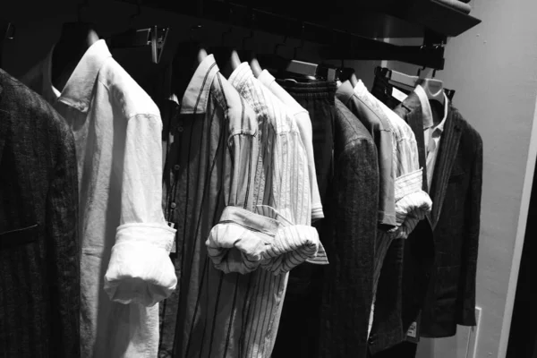 Giysiler Mağazadaki Rafta Asılı — Stok fotoğraf