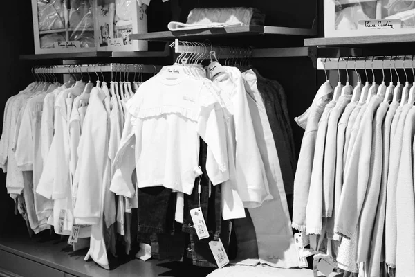 Дитячий Одяг Висить Полиці Магазині — стокове фото