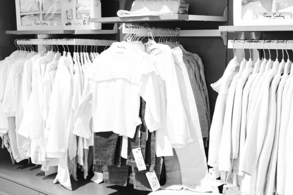 Дитячий Одяг Висить Полиці Магазині — стокове фото