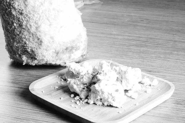 Masanın Üzerinde Duran Lezzetli Peynir Çedar Çeşitleri — Stok fotoğraf