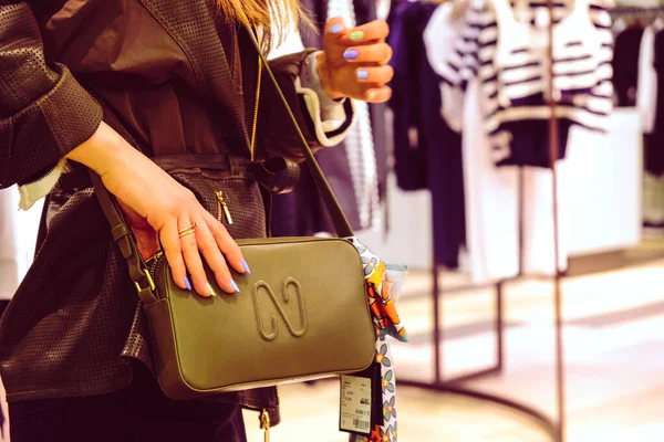 Woman Wearing Bag Store Holding Bag Her Hands — Stock Photo, Image