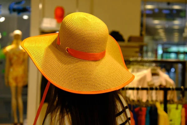 Mulher Olhando Para Roupas Compras Shopping — Fotografia de Stock