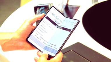 Mağazada duran teknolojik ürünler, bilgisayar akıllı saat