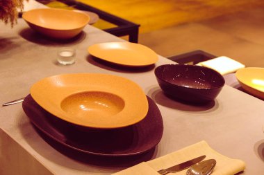 Çantalar, tabaklar mağazadaki rafta duruyor.