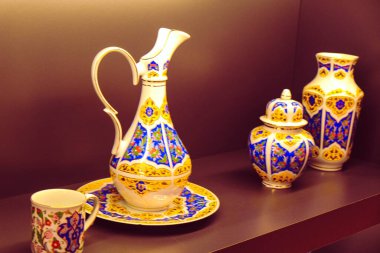 Çantalar, tabaklar mağazadaki rafta duruyor.