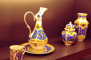 Çantalar, tabaklar mağazadaki rafta duruyor.