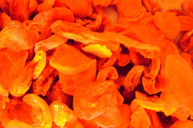 Lezzetli kuru kayısılar, markette kurutulmuş meyveler. 