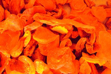 Lezzetli kuru kayısılar, markette kurutulmuş meyveler. 