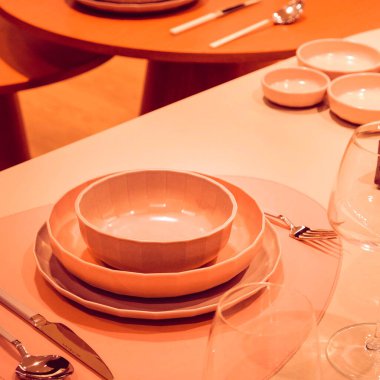 Mağazadaki rafta duran ev eşyaları