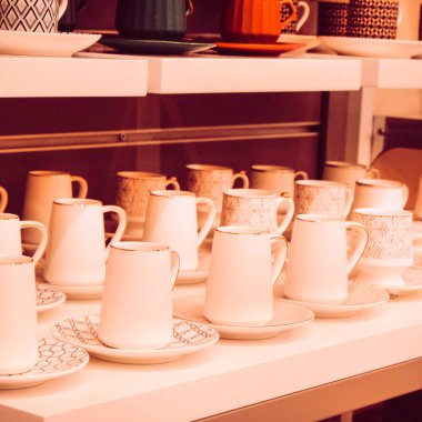 Mağazadaki rafta duran ev eşyaları