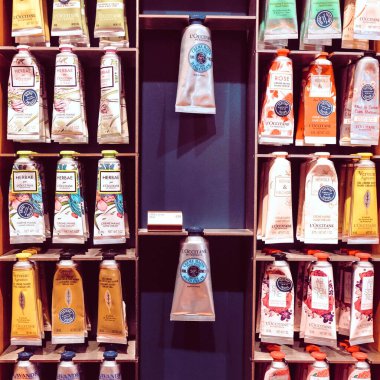 bakım ürünleri mağazadaki rafta duruyor.