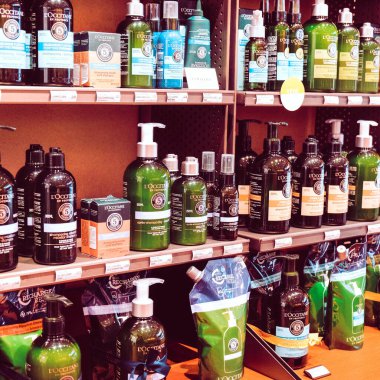 bakım ürünleri mağazadaki rafta duruyor.