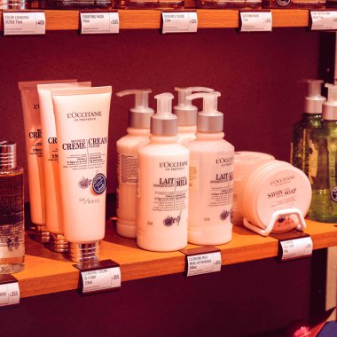 bakım ürünleri mağazadaki rafta duruyor.