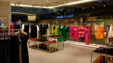 Giysiler mağazadaki rafta asılı.