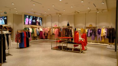 Giysiler mağazadaki rafta asılı.