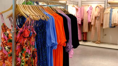 Giysiler mağazadaki rafta asılı.