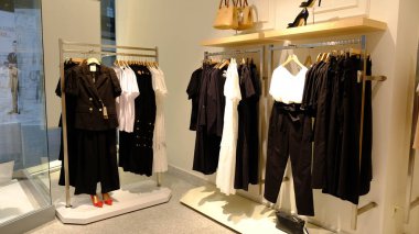 Giysiler mağazadaki rafta asılı.