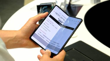 Mağazada duran teknolojik ürünler, bilgisayar akıllı saat