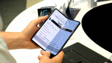 Mağazada duran teknolojik ürünler, bilgisayar akıllı saat