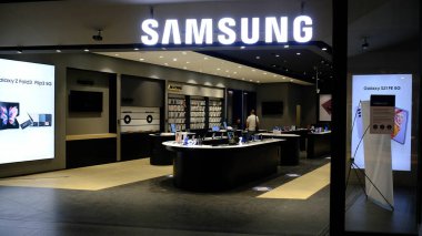 Mağazada duran teknolojik ürünler, bilgisayar akıllı saat